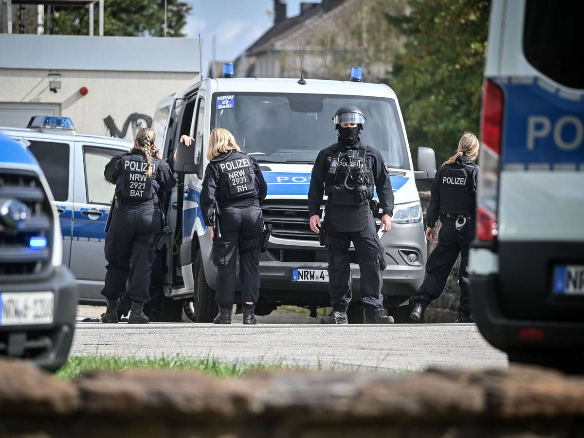 Wegen einer möglichen Bedrohungslage war die Polizei an einem Berufskolleg in Velbert im Einsatz.
