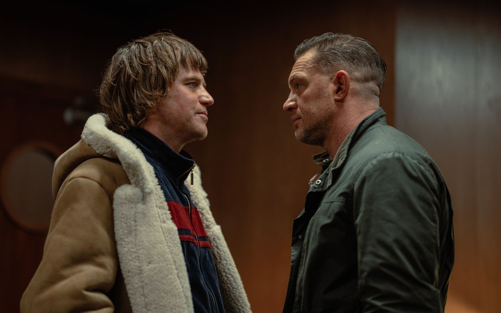 Hat Harry (Tom Hardy, rechts) in Frankie (Johnny Flynn) seinen Endgegner gefunden? Frankie ist in Staffel zwei eine neue Figur in „MobLand“ und soll Kat McAllister bei ihren Geschäften helfen. (Bild: Paramount+)
