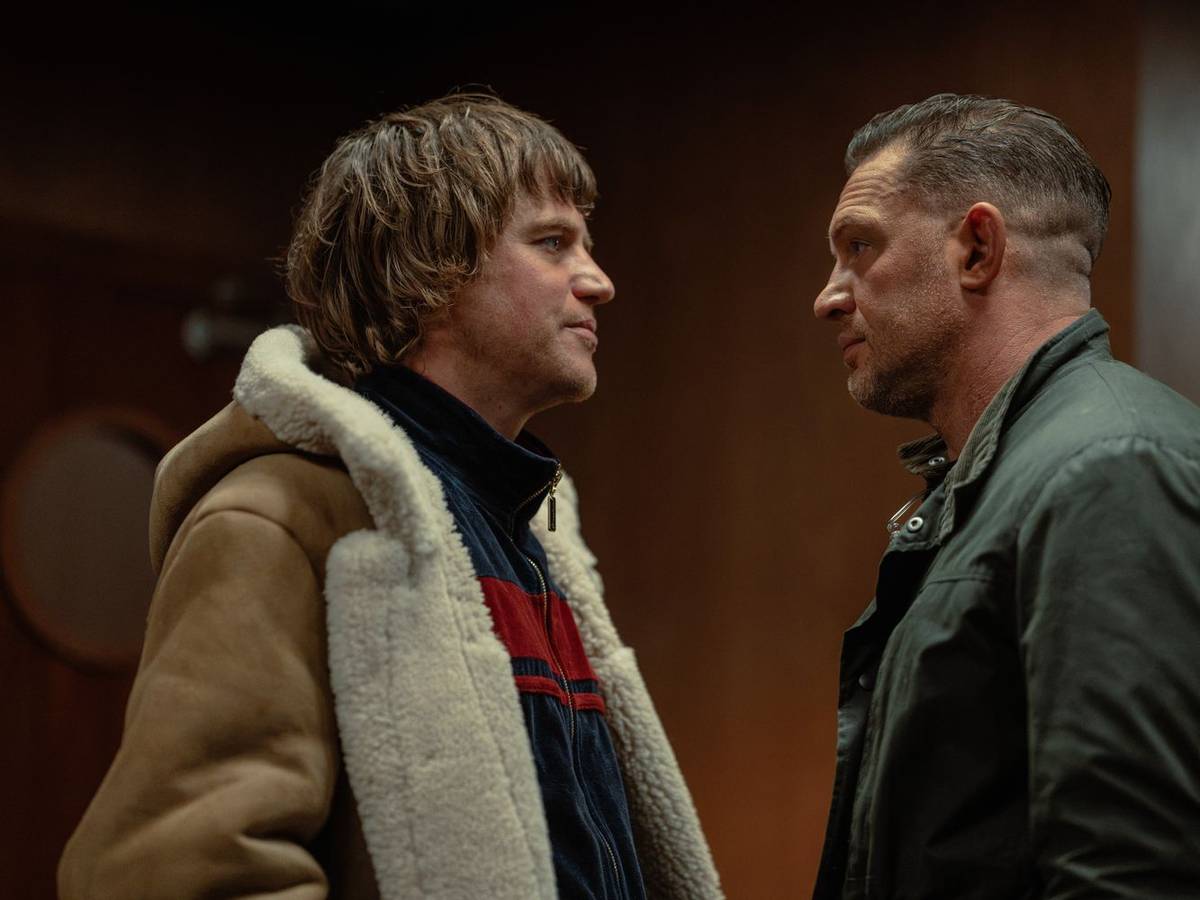 Hat Harry (Tom Hardy, rechts) in Frankie (Johnny Flynn) seinen Endgegner gefunden? Frankie ist in Staffel zwei eine neue Figur in „MobLand“ und soll Kat McAllister bei ihren Geschäften helfen. (Bild: Paramount+)