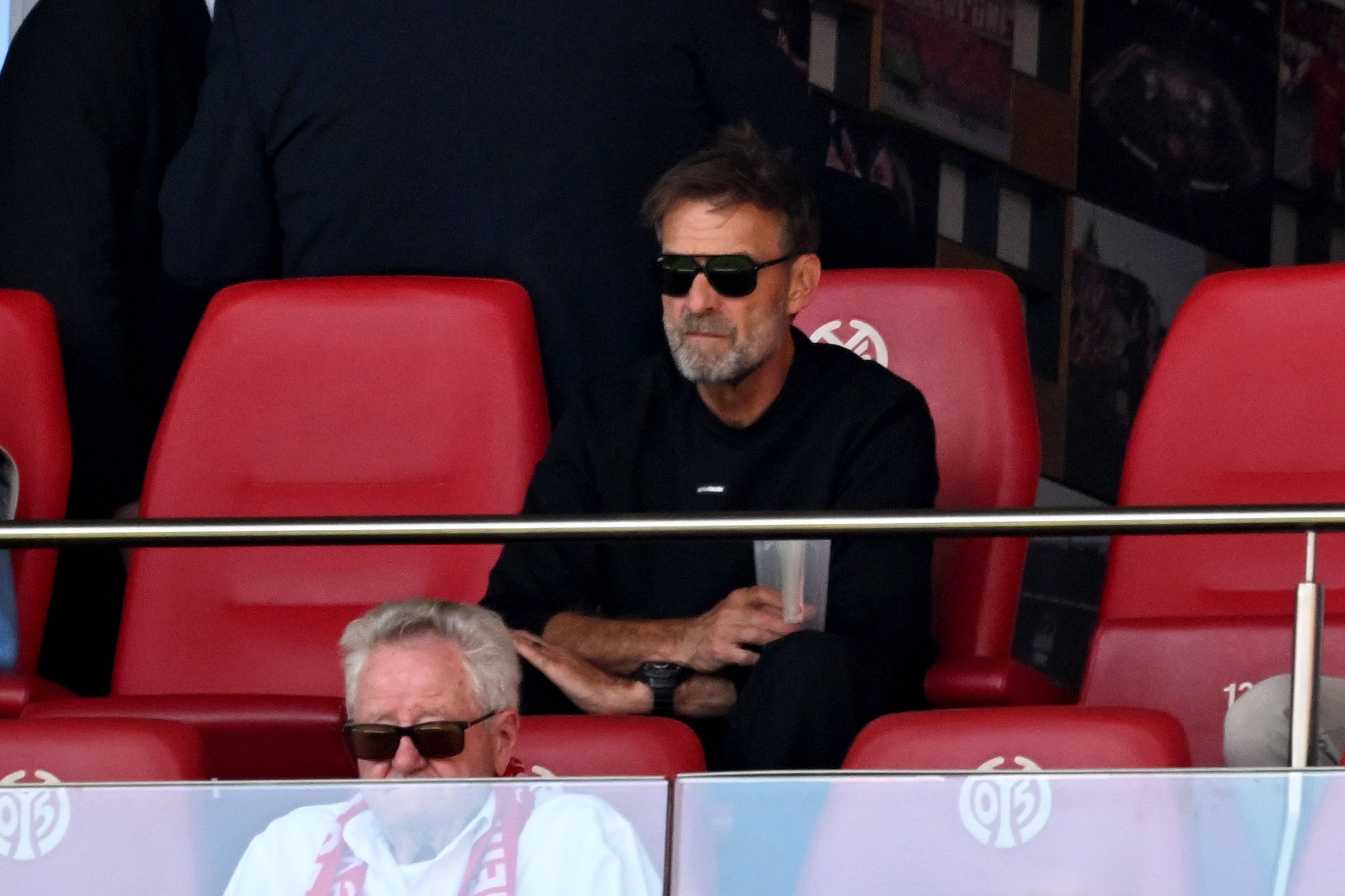 Jürgen Klopp mit Sonnenbrille auf der Tribüne.