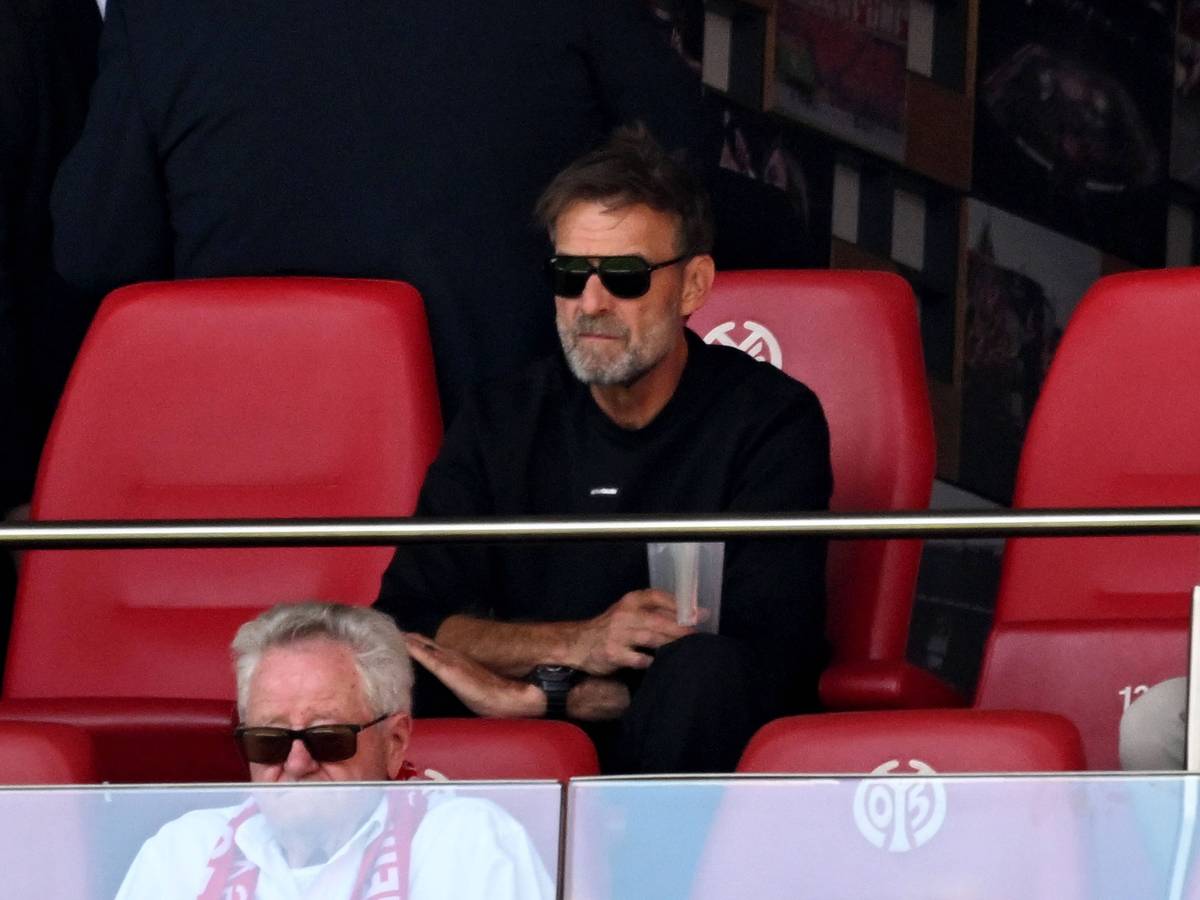 Jürgen Klopp mit Sonnenbrille auf der Tribüne.