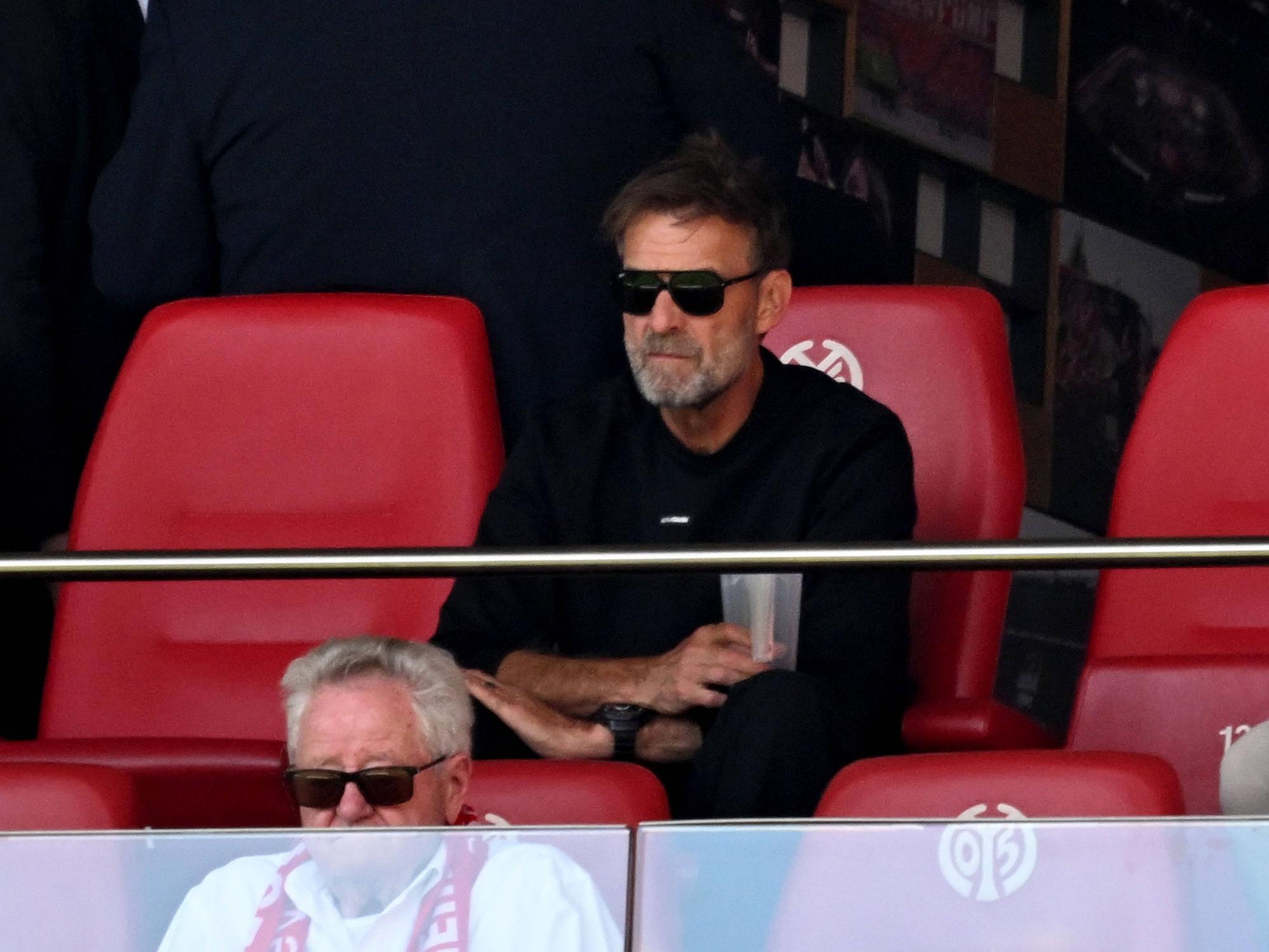 Jürgen Klopp mit Sonnenbrille auf der Tribüne.