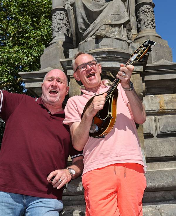 Ralf Schlegelmilch mit JP Weber in der Altstadt.