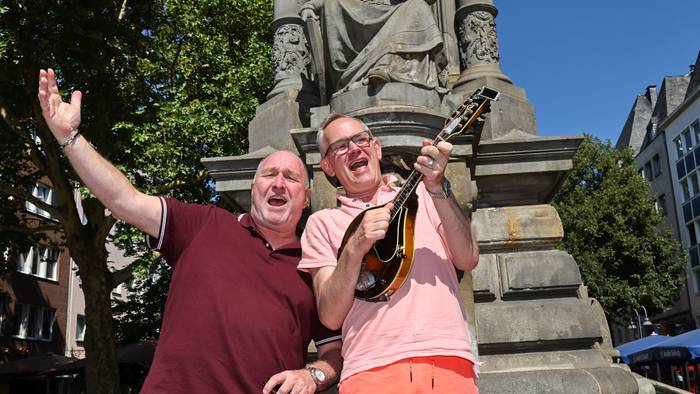 Ralf Schlegelmilch mit JP Weber in der Altstadt.
