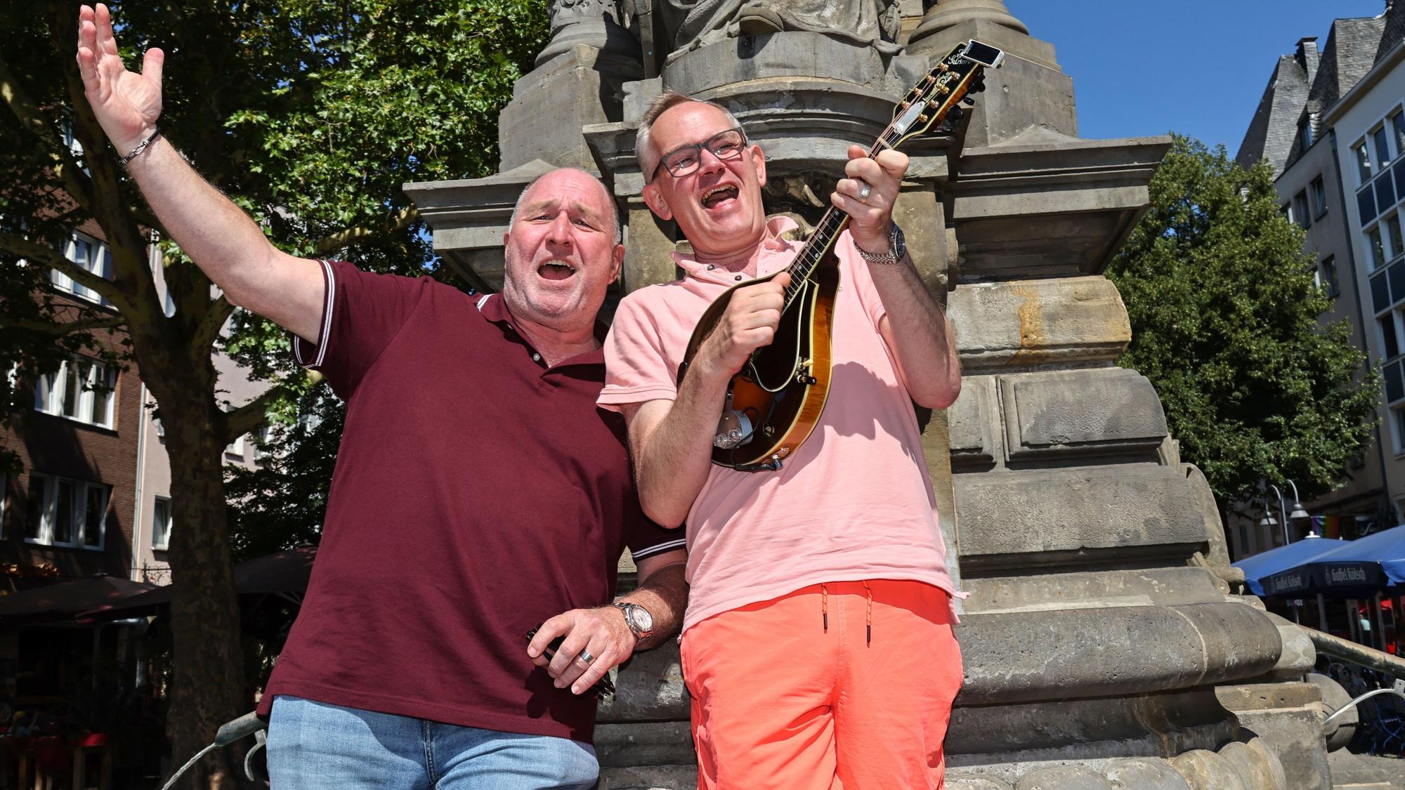 Ralf Schlegelmilch mit JP Weber in der Altstadt.
