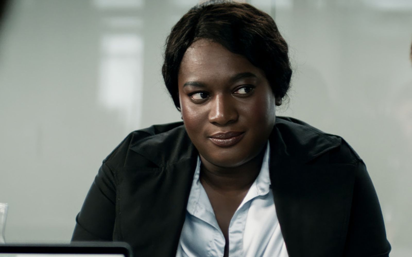 BKA-Fallanalytikerin Gloria Acheampong (Thelma Buabeng) wird für ihren zweiten Fall nach Frankfurt am Main geschickt. Der erste Film von Lars Beckers geplanter ZDF-Reihe „Die Polizistin“ spielte noch an der deutsch-dänischen Grenze. Wie fühlt man sich als schwarze „Polizistin“ in Deutschland, Thelma Buabeng?  (Bild: ZDF und © Studio Zentral.)