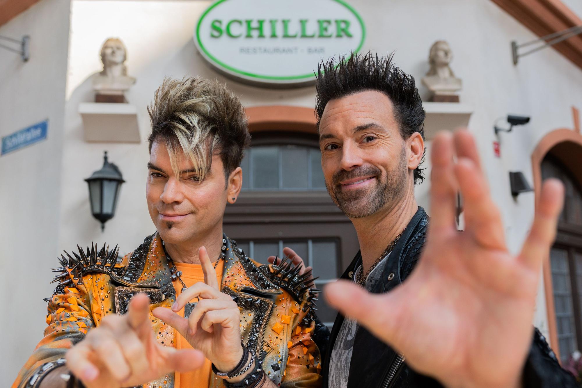 Die Ehrlich Brothers Andreas Ehrlich (r.) und Chris Ehrlich nach den Dreharbeiten zu ihrem Gastauftritt in der Kulisse der Daily Soap „Unter uns“ in Köln