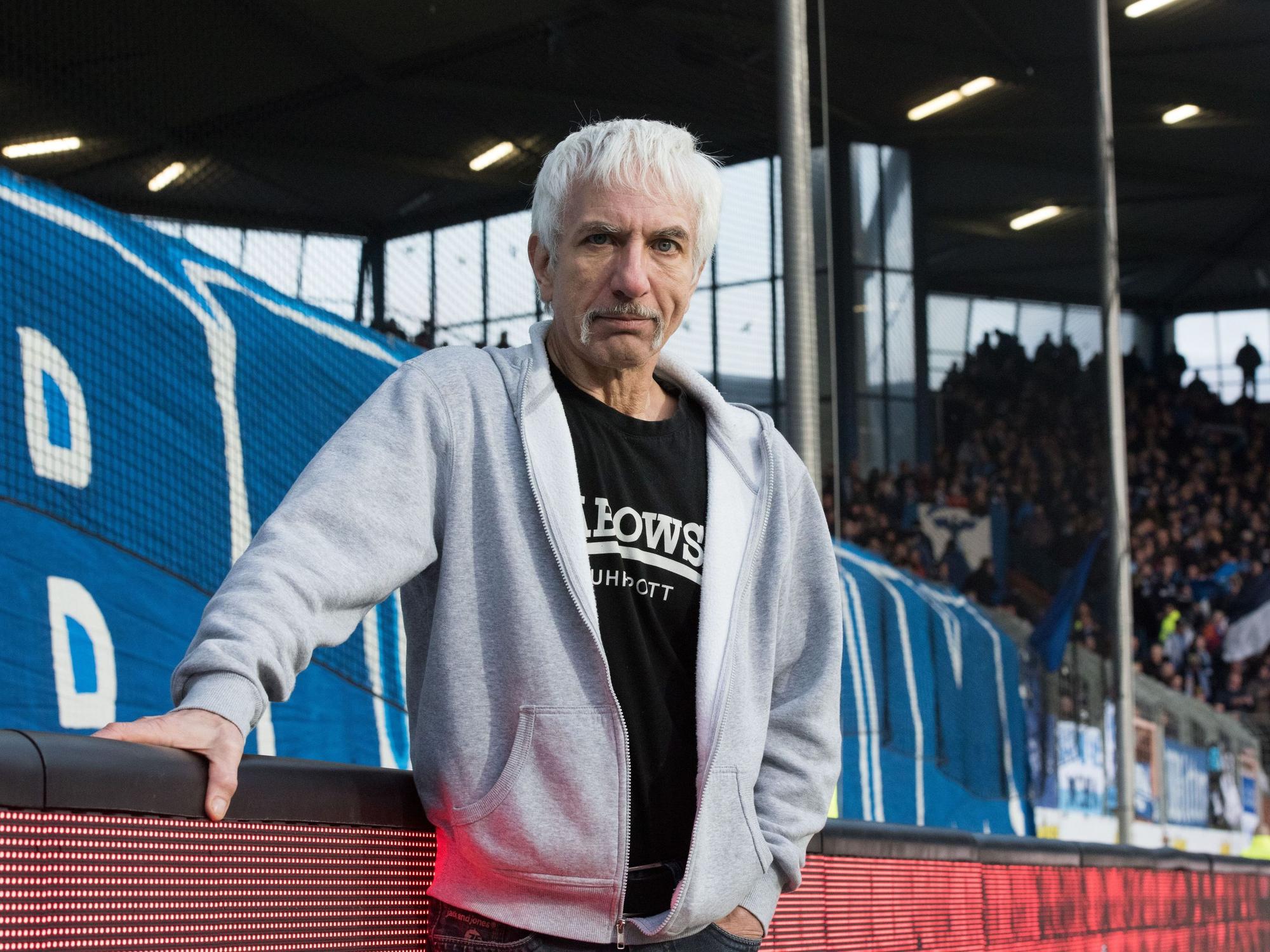 Der Schauspieler Ralf Richter steht vor dem Spiel der 2. Bundesliga zwischen dem VfL Bochum und dem 1. FC Heidenheim 1846 im rewirpower Stadion.