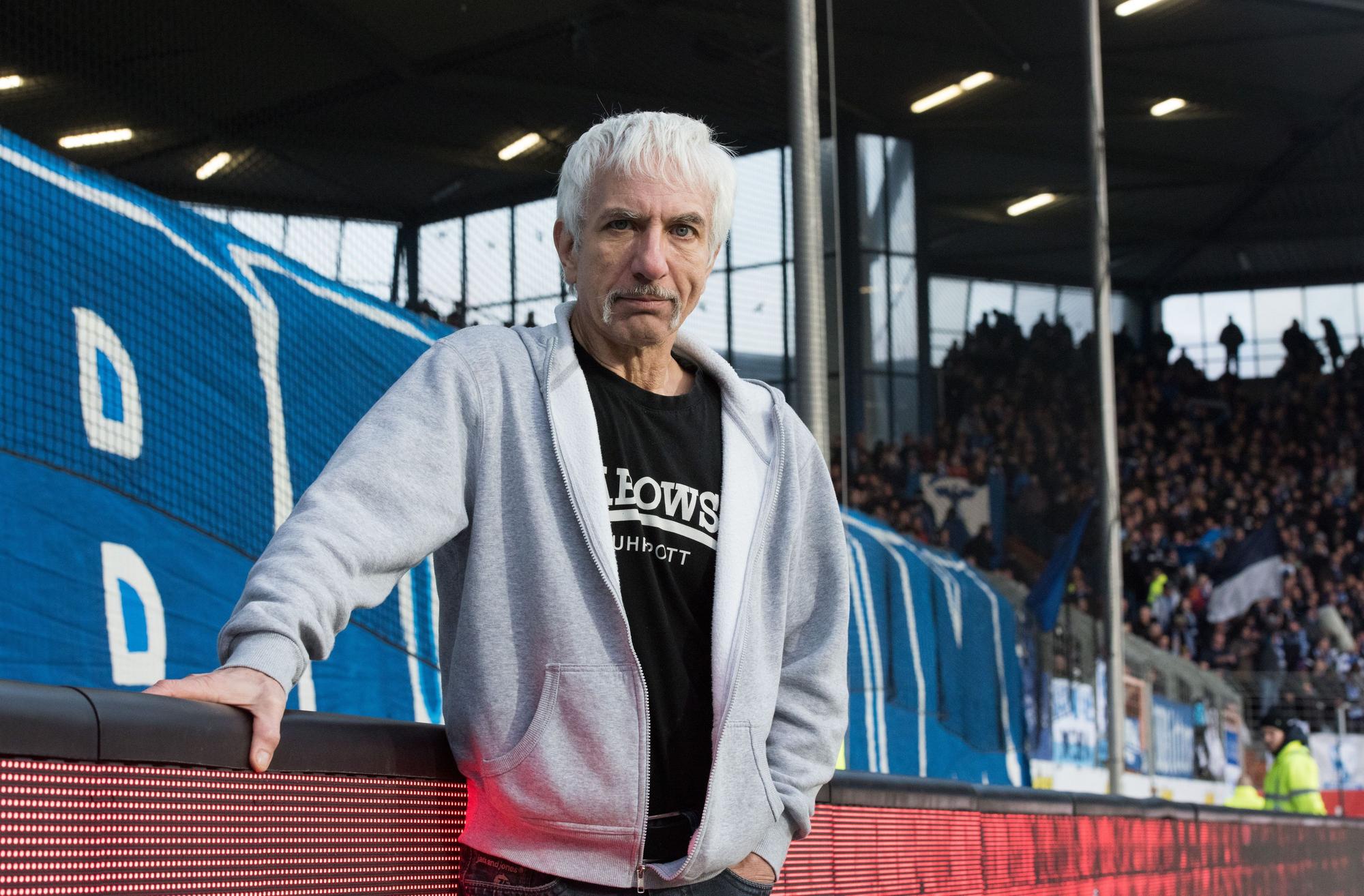 Der Schauspieler Ralf Richter steht vor dem Spiel der 2. Bundesliga zwischen dem VfL Bochum und dem 1. FC Heidenheim 1846 im rewirpower Stadion.