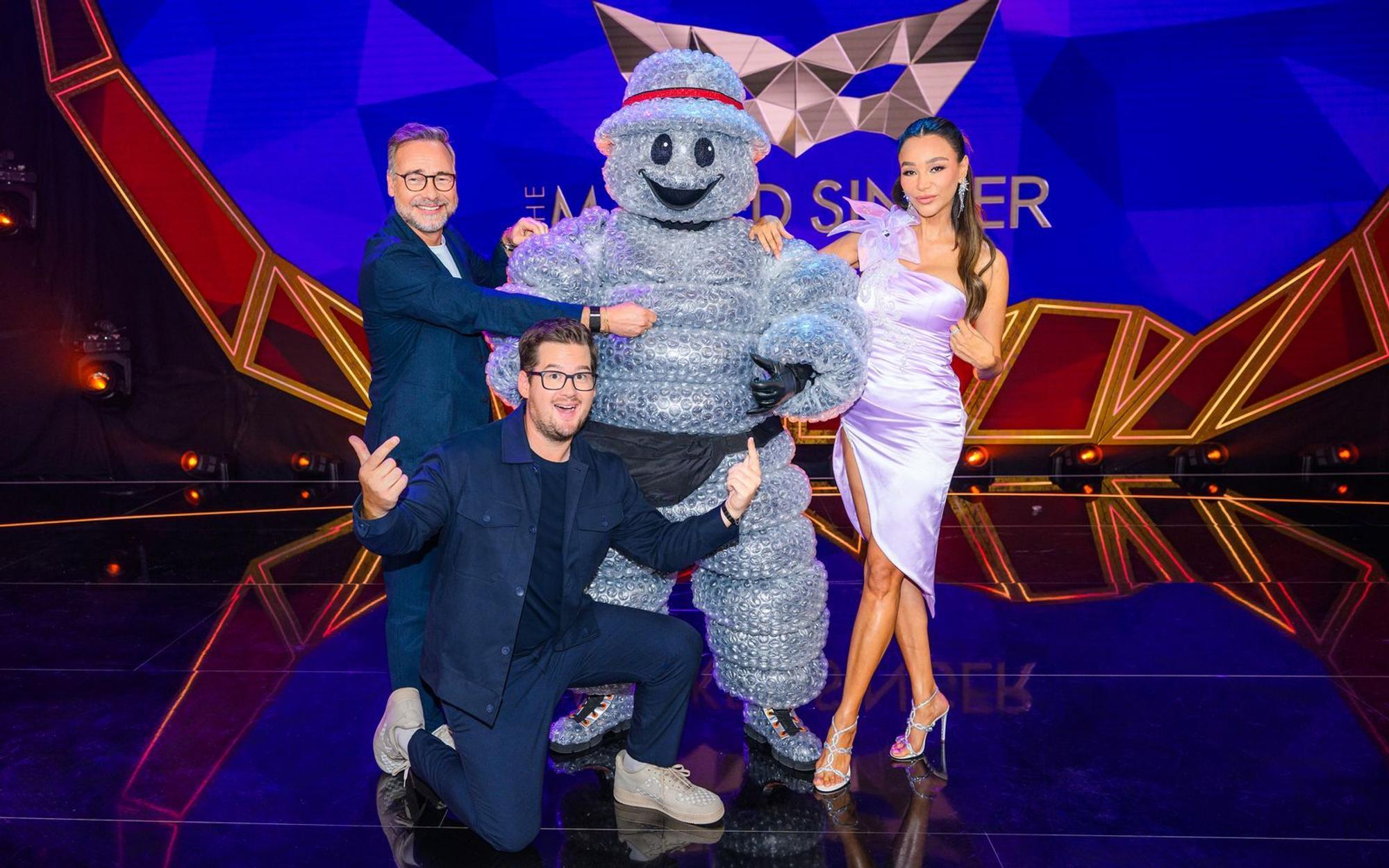 Chris Tall (vorne) und Verona Pooth freuen sich, eine weitere Staffel von „The Masked Singer“ als Rateteam zu begleiten. (Bild: Joyn/Willi Weber)