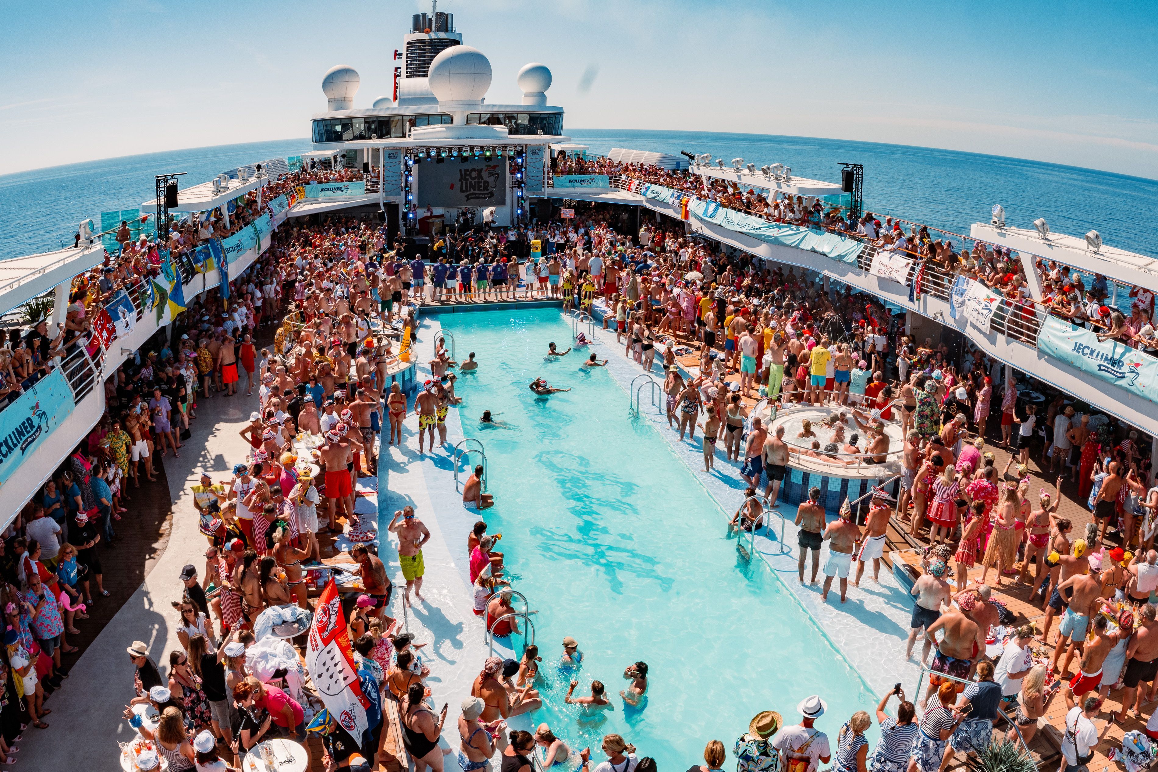 Blick auf das Pool-Deck beim Jeckliner.