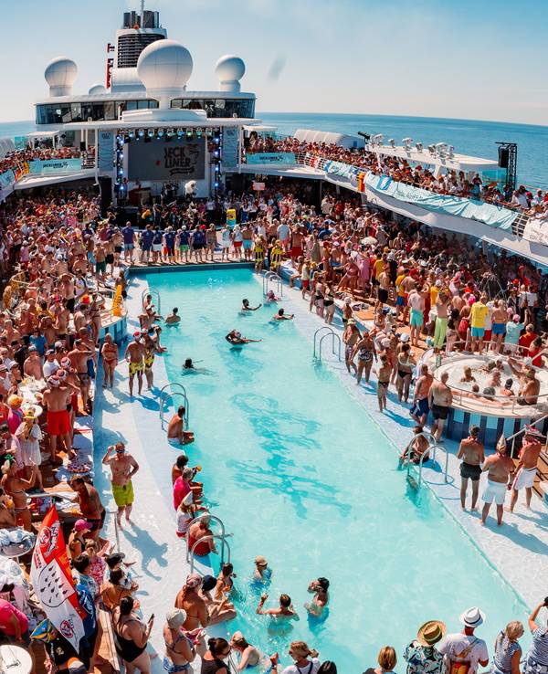 Blick auf das Pool-Deck beim Jeckliner.