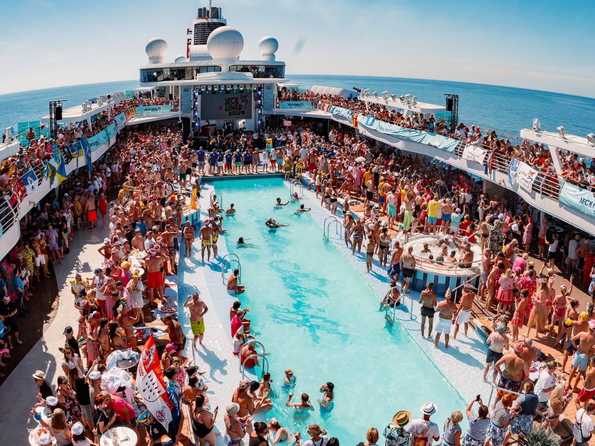 Blick auf das Pool-Deck beim Jeckliner.