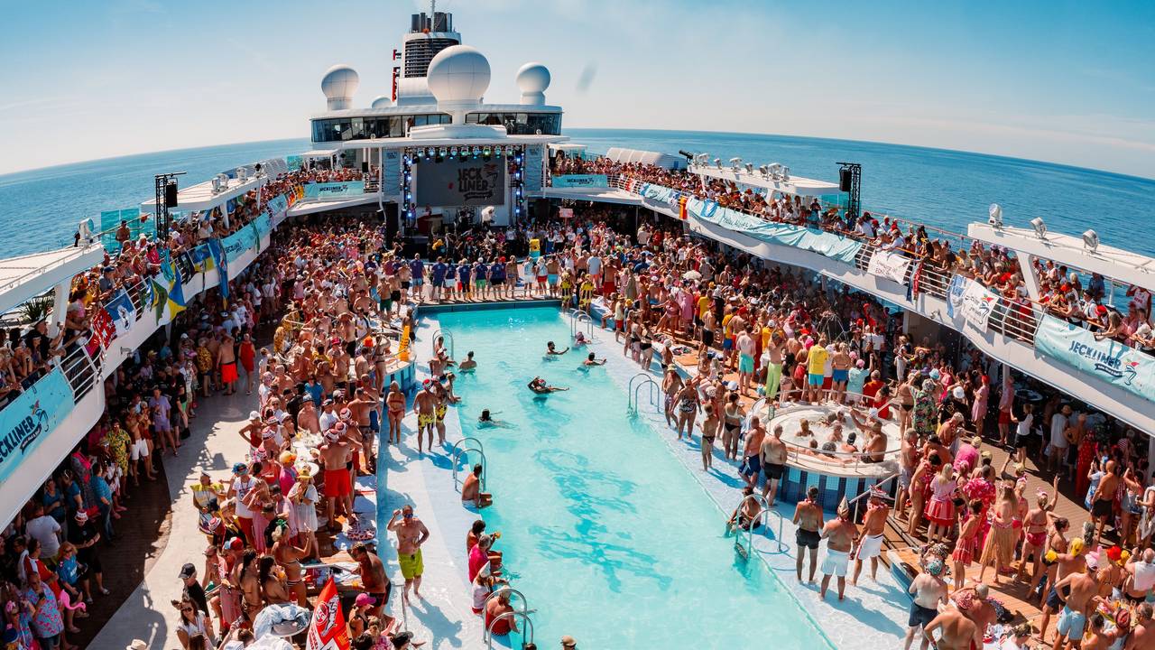 Blick auf das Pool-Deck beim Jeckliner.