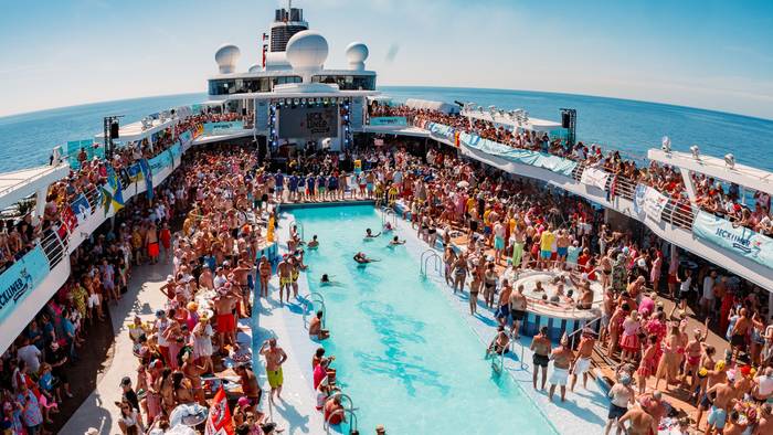 Blick auf das Pool-Deck beim Jeckliner.