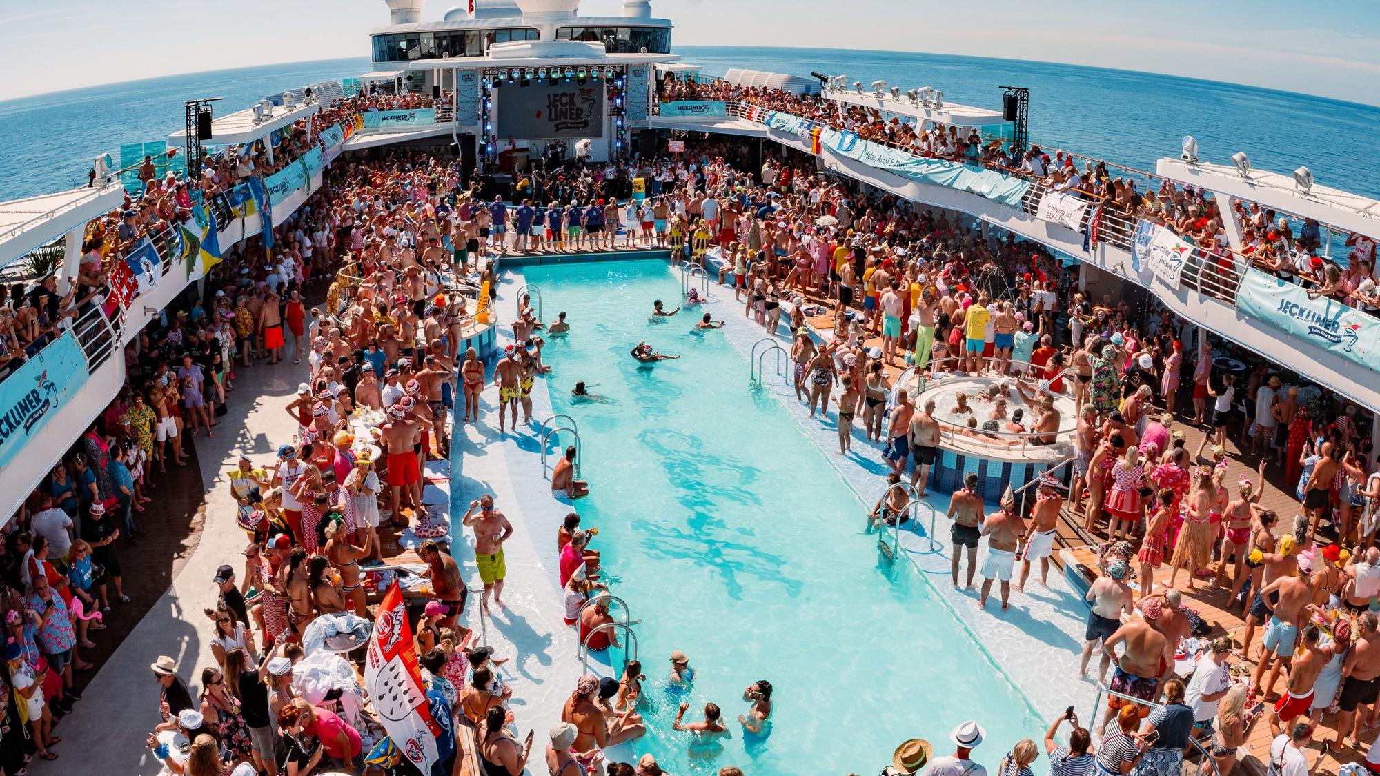 Blick auf das Pool-Deck beim Jeckliner.
