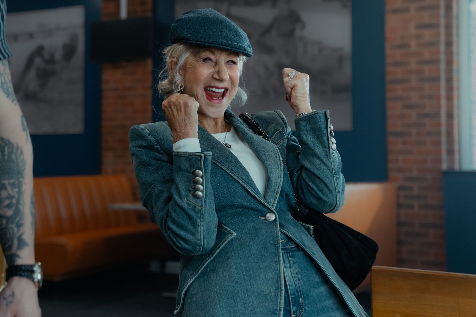 Maeve (Helen Mirren) weiß, wie man gewinnt, und sie tut alles, um das überall zu tun. Notfalls auch auf dem Rücken ihrer Familie. (Bild: Paramount+)