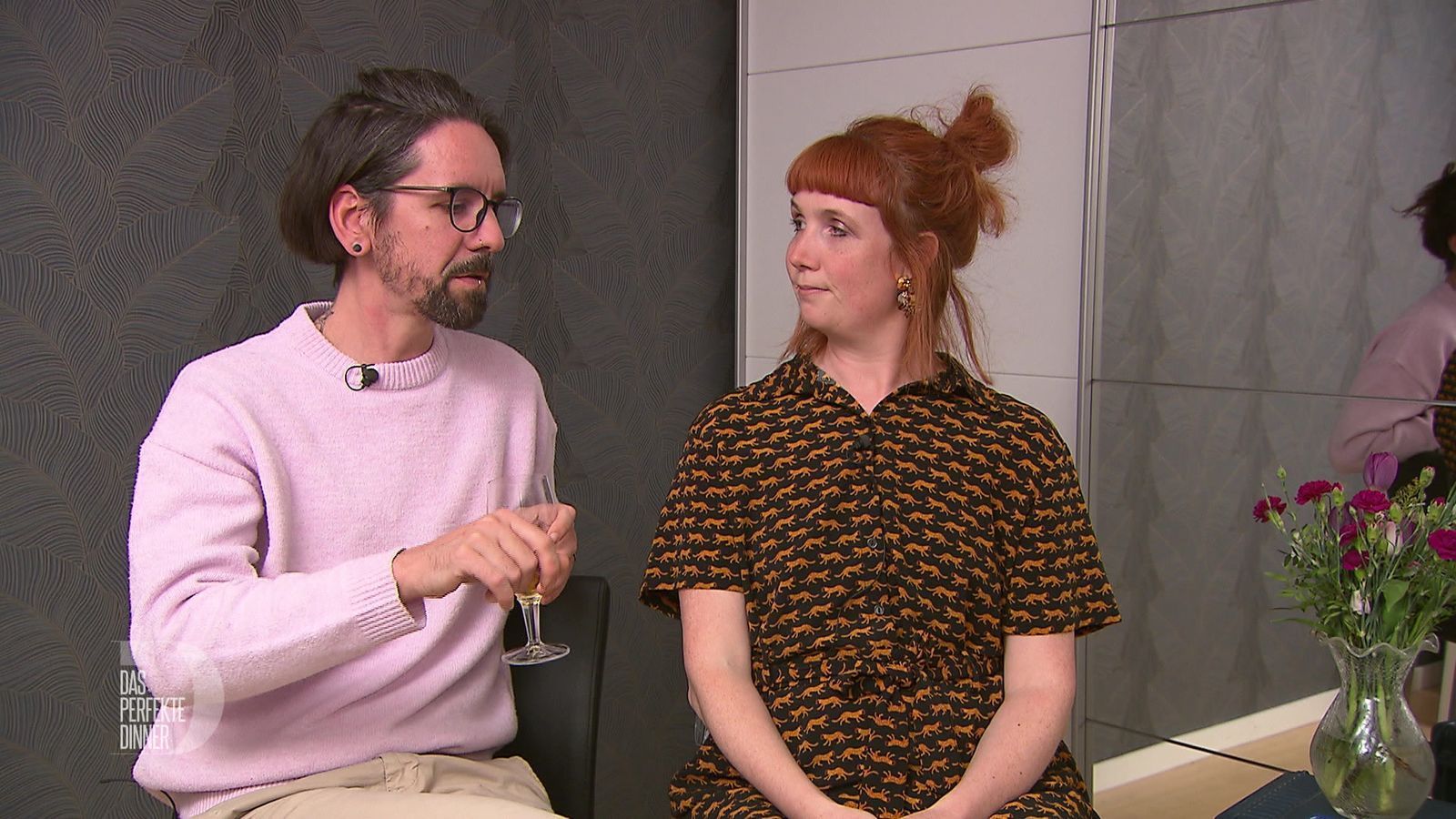 Basti bezeichnet sich als „picky beim Essen“, was Christina eher erstaunt. (Bild: RTL)