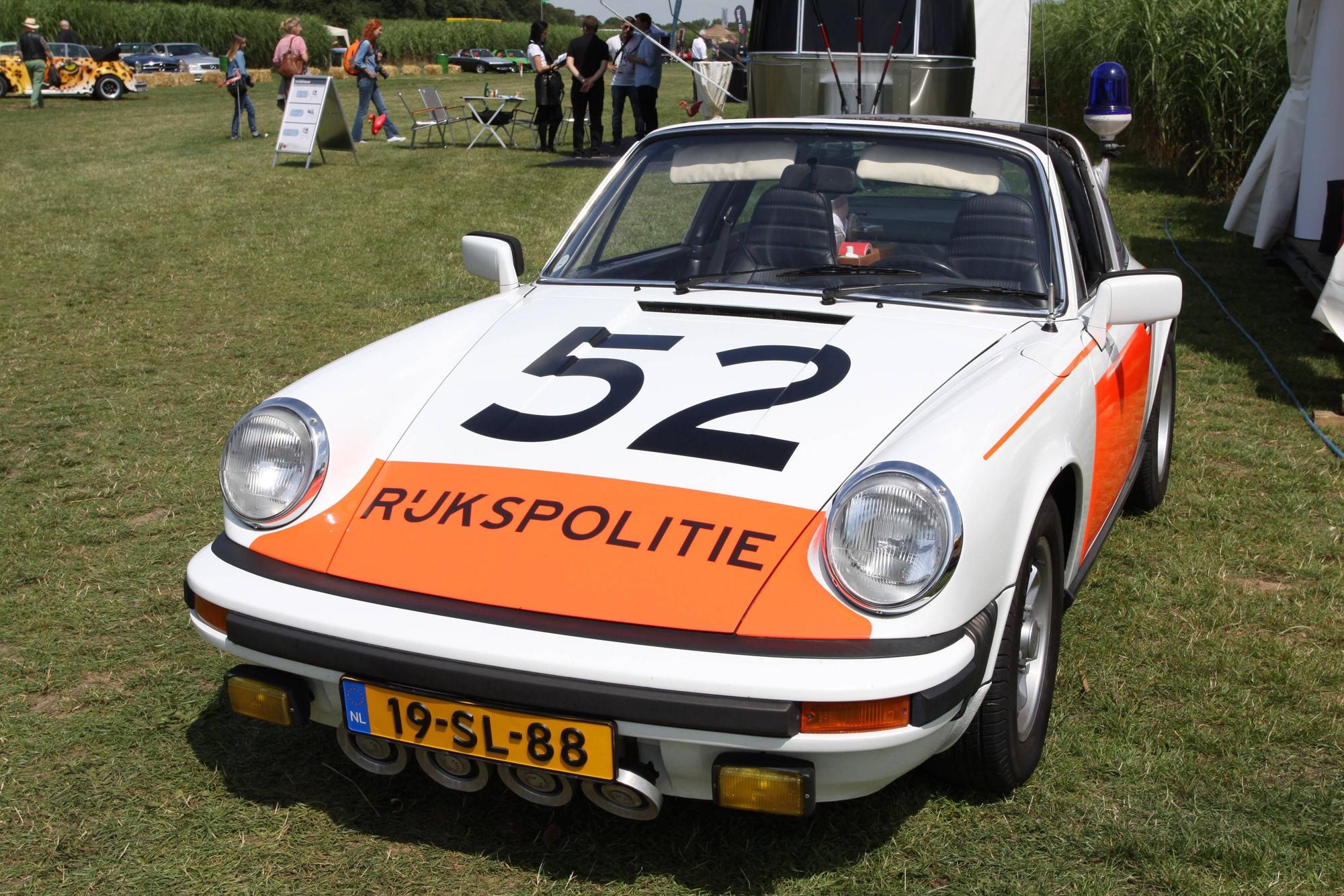 Porsche 911 Targa der niederländischen Rijkspolitie (hier 2015 in Jüchen).