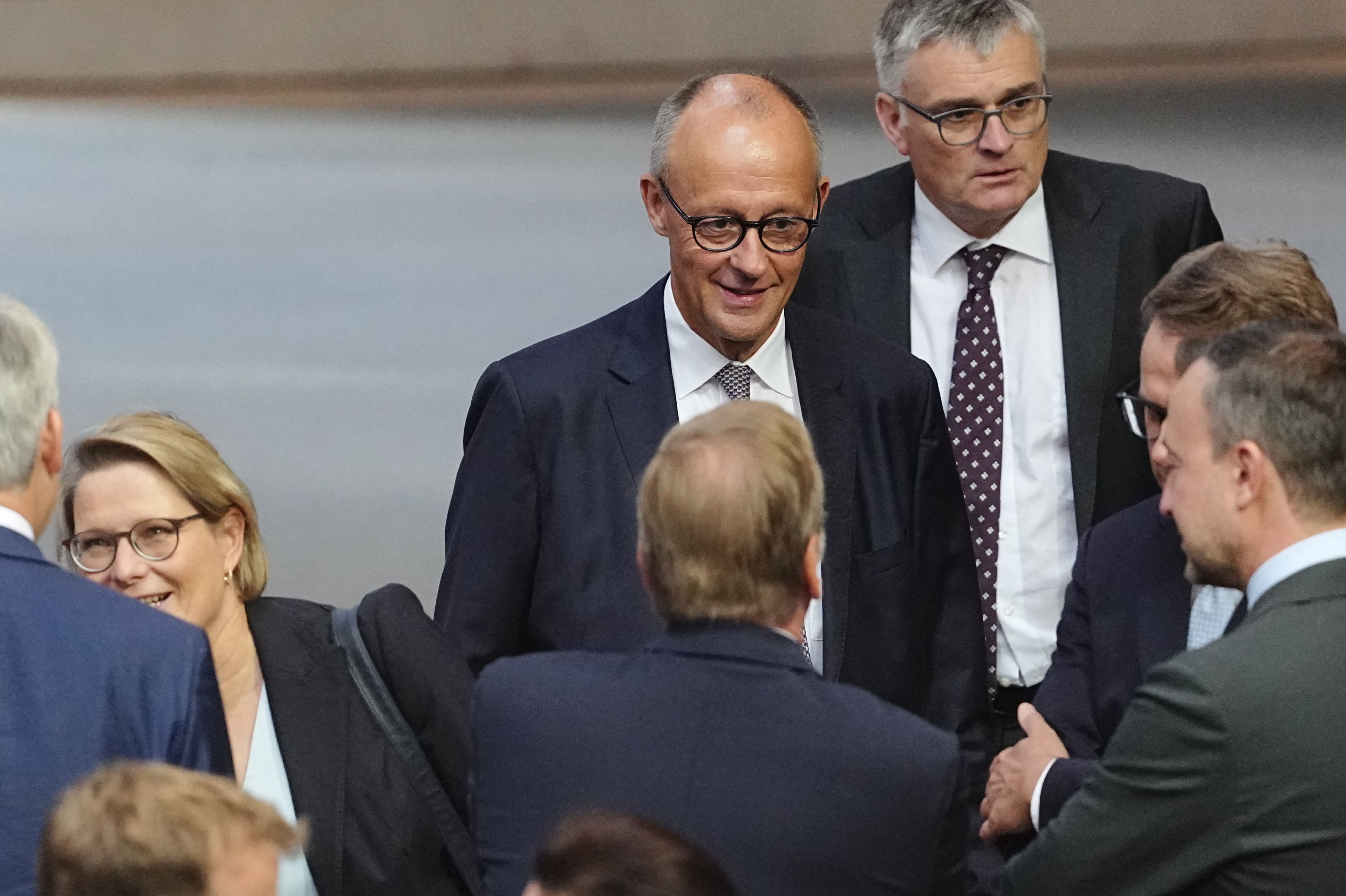 Bundeskanzler Friedrich Merz (CDU, Mitte) und Regierungssprecher Stefan Kornelius (rechts dahinter) Anfang September im Bundestag.