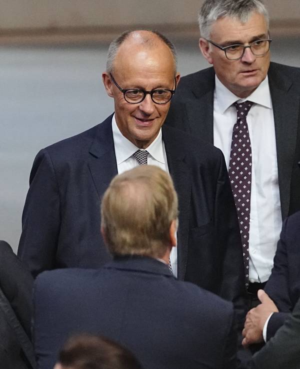 Bundeskanzler Friedrich Merz (CDU, Mitte) und Regierungssprecher Stefan Kornelius (rechts dahinter) Anfang September im Bundestag.