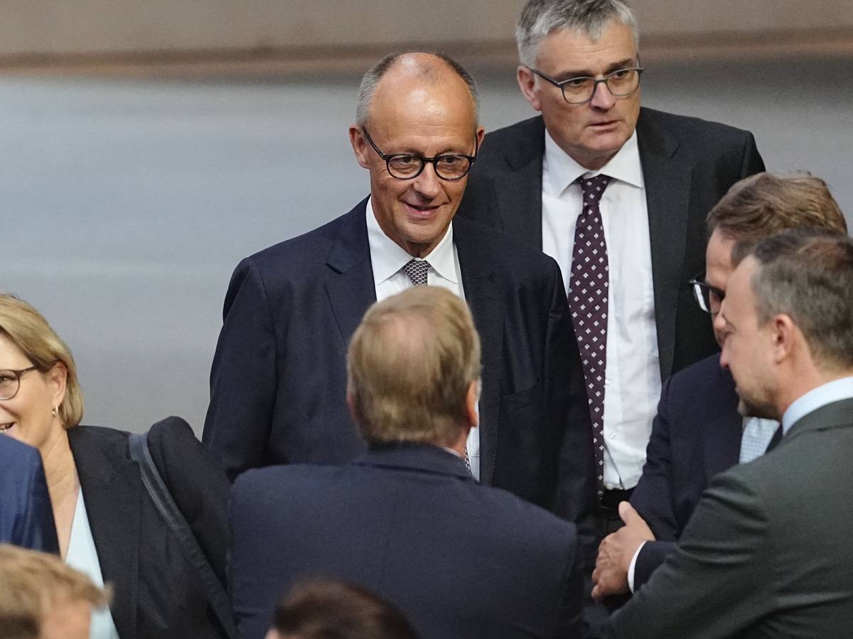 Bundeskanzler Friedrich Merz (CDU, Mitte) und Regierungssprecher Stefan Kornelius (rechts dahinter) Anfang September im Bundestag.