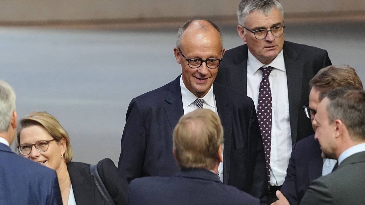 Bundeskanzler Friedrich Merz (CDU, Mitte) und Regierungssprecher Stefan Kornelius (rechts dahinter) Anfang September im Bundestag.