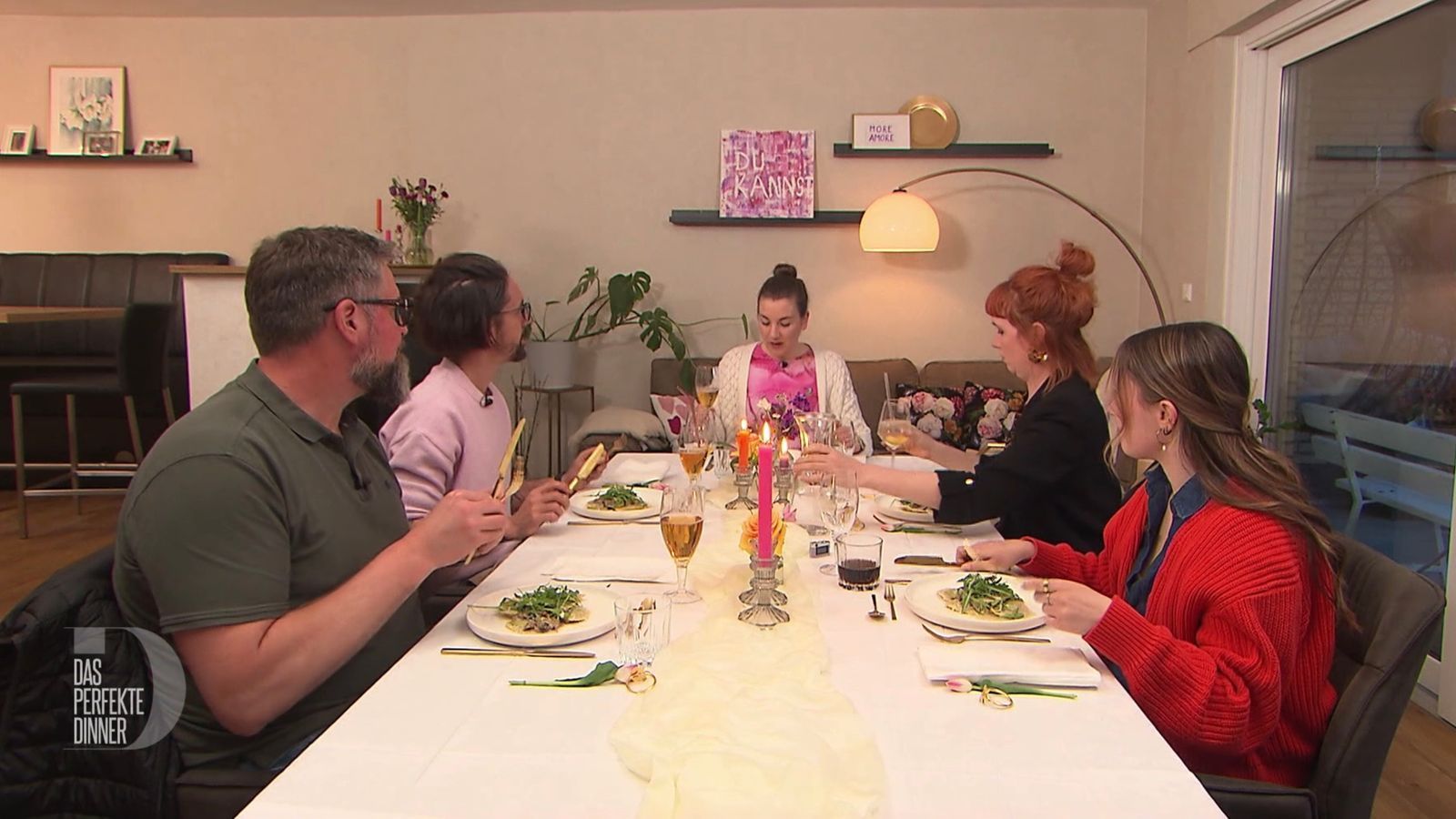 An Tag 2 trifft sich die Münsterländer „Dinner“-Runde bei Vicky (30) in Stadtlohn. (Bild: RTL)