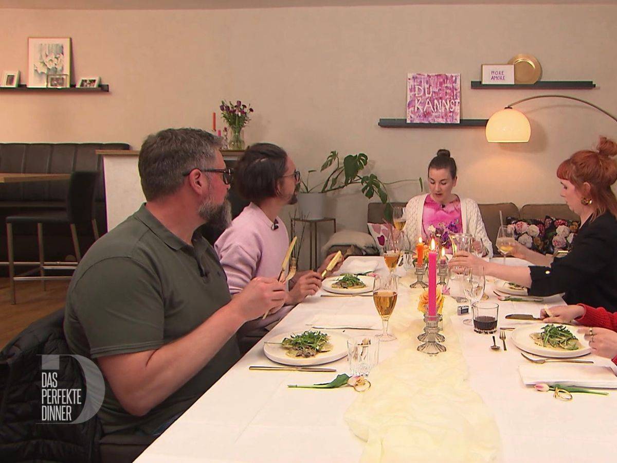 An Tag 2 trifft sich die Münsterländer „Dinner“-Runde bei Vicky (30) in Stadtlohn. (Bild: RTL)