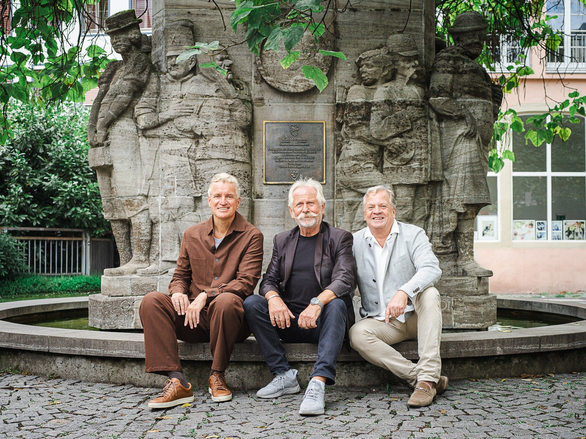 Frank Blase, Henning Krautmacher und Marc Schneider vor dem Ostermann-Brunnen.