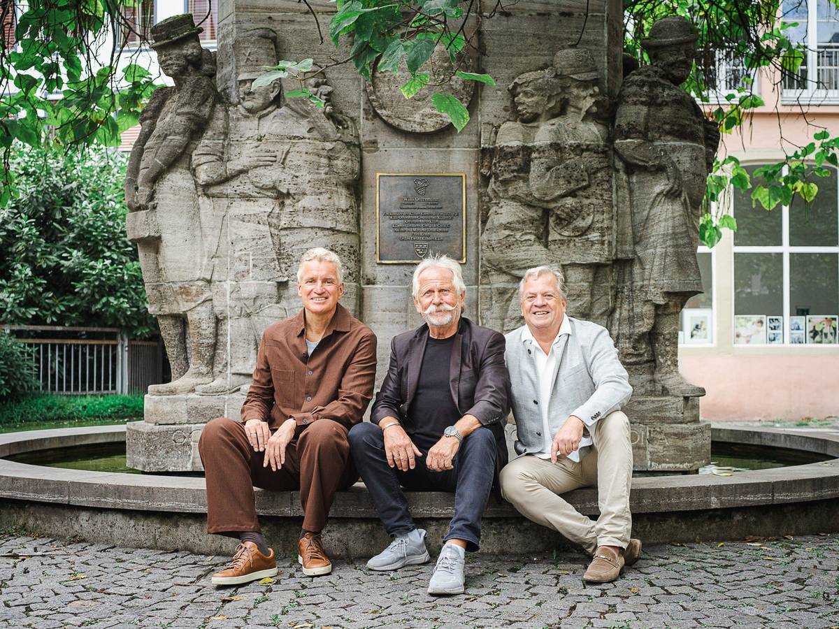 Frank Blase, Henning Krautmacher und Marc Schneider vor dem Ostermann-Brunnen.