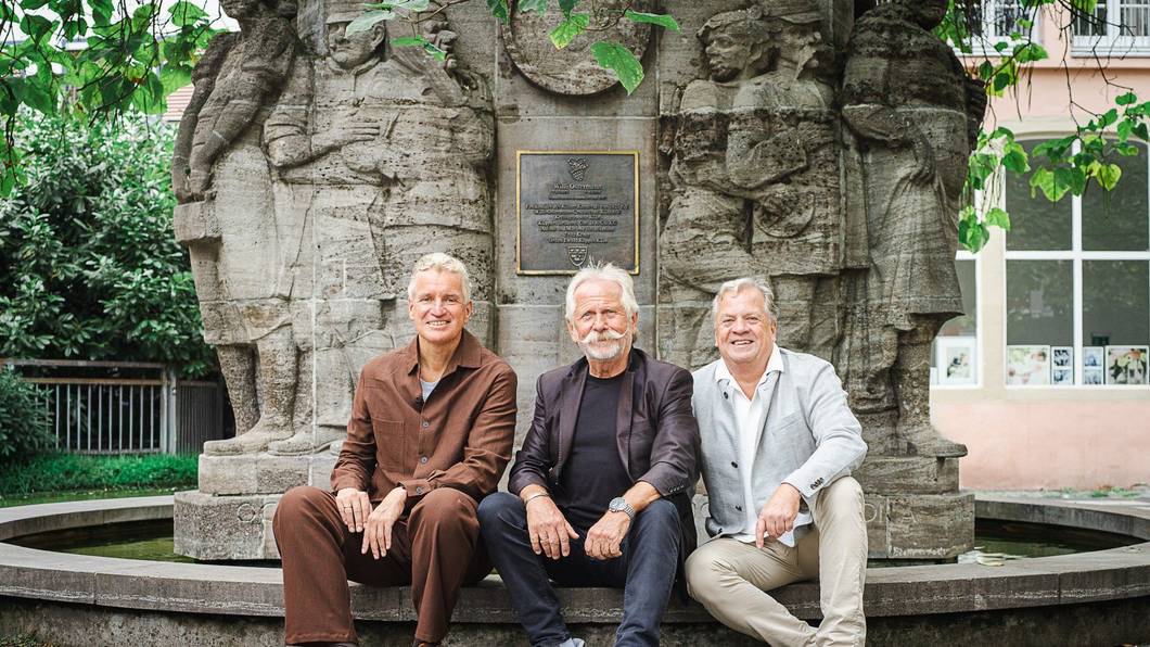 Frank Blase, Henning Krautmacher und Marc Schneider vor dem Ostermann-Brunnen.