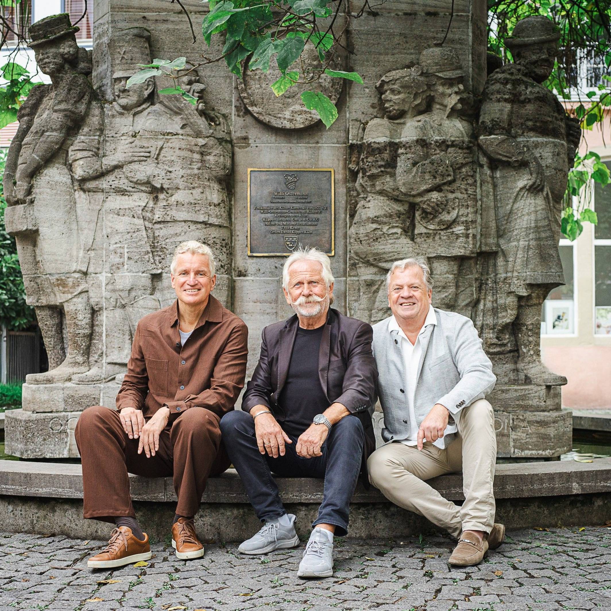 Frank Blase, Henning Krautmacher und Marc Schneider vor dem Ostermann-Brunnen.