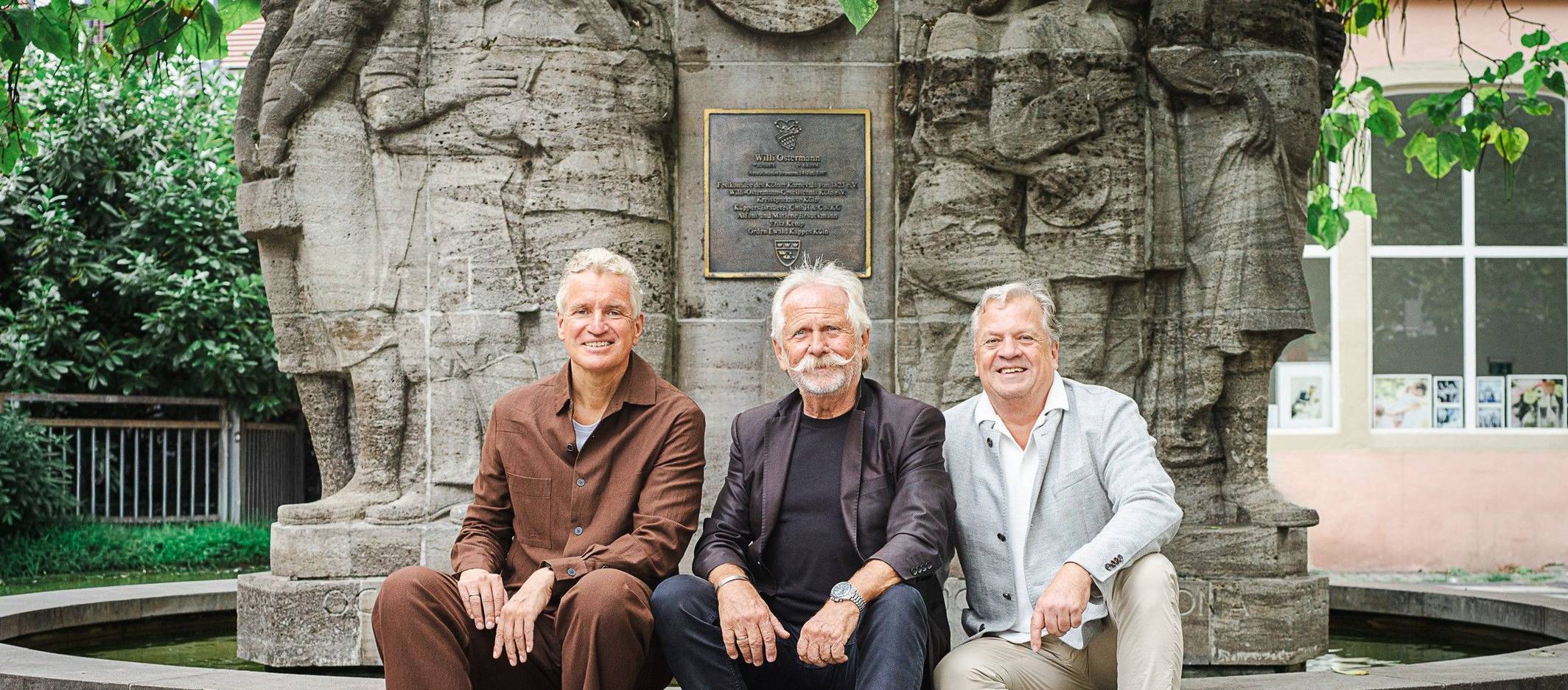 Frank Blase, Henning Krautmacher und Marc Schneider vor dem Ostermann-Brunnen.