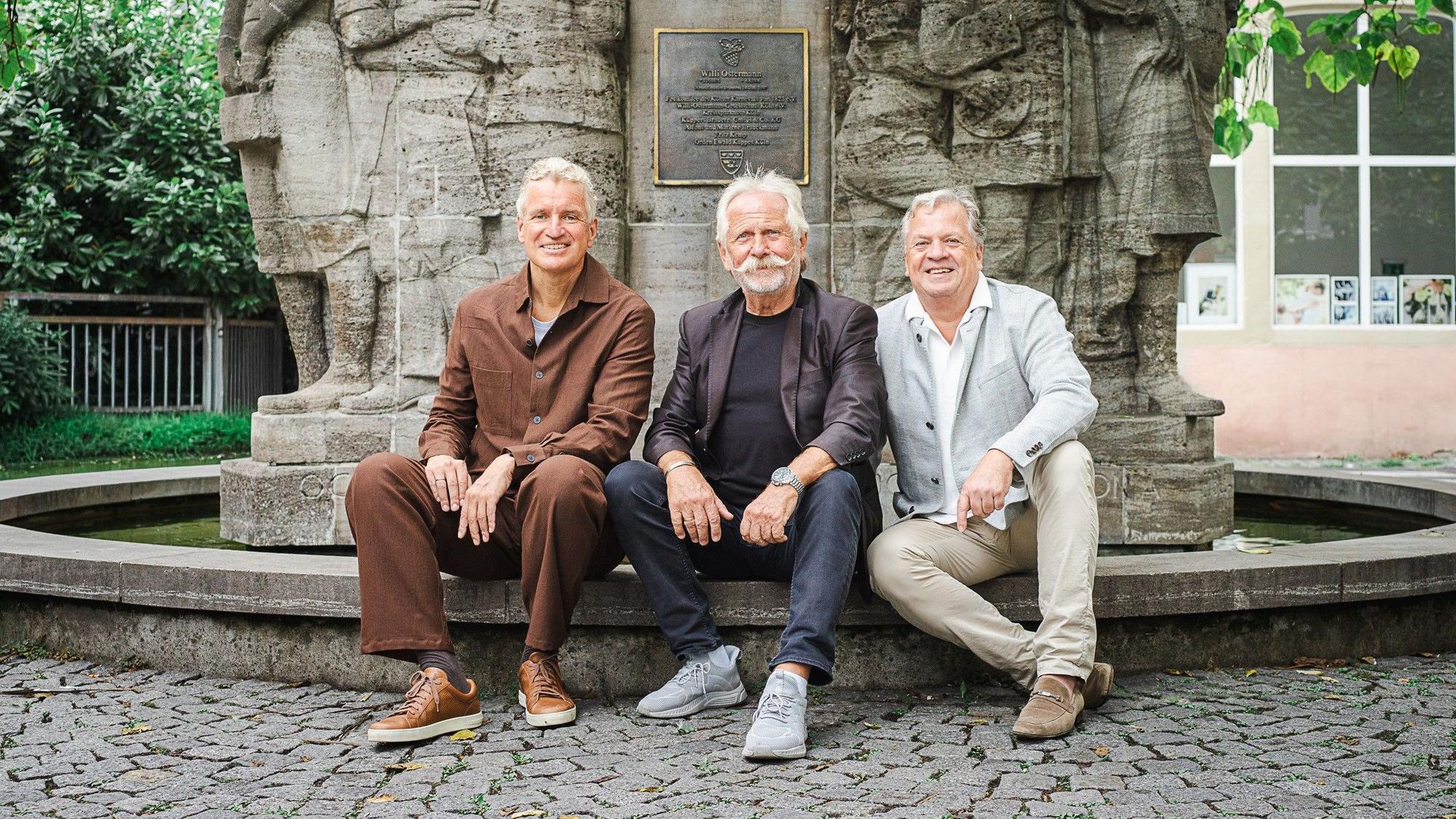 Frank Blase, Henning Krautmacher und Marc Schneider vor dem Ostermann-Brunnen.