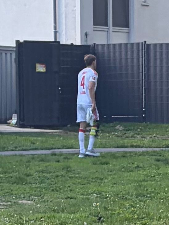 Timo Hübers war am Mittwoch (16. September 2026) nach einem erneuten Eingriff am rechten Knie mit einer Schiene am Geißbockheim.