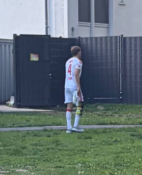 Timo Hübers war am Mittwoch (16. September 2026) nach einem erneuten Eingriff am rechten Knie mit einer Schiene am Geißbockheim.