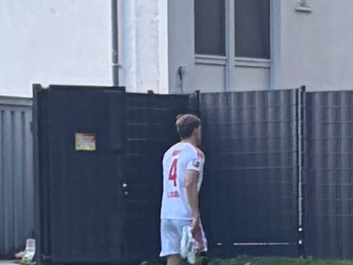 Timo Hübers war am Mittwoch (16. September 2026) nach einem erneuten Eingriff am rechten Knie mit einer Schiene am Geißbockheim.