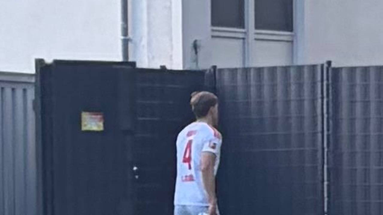 Timo Hübers war am Mittwoch (16. September 2026) nach einem erneuten Eingriff am rechten Knie mit einer Schiene am Geißbockheim.