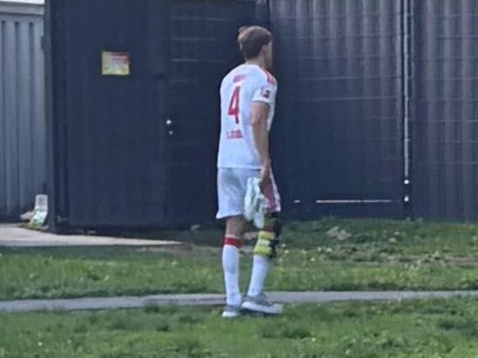 Timo Hübers war am Mittwoch (16. September 2026) nach einem erneuten Eingriff am rechten Knie mit einer Schiene am Geißbockheim.