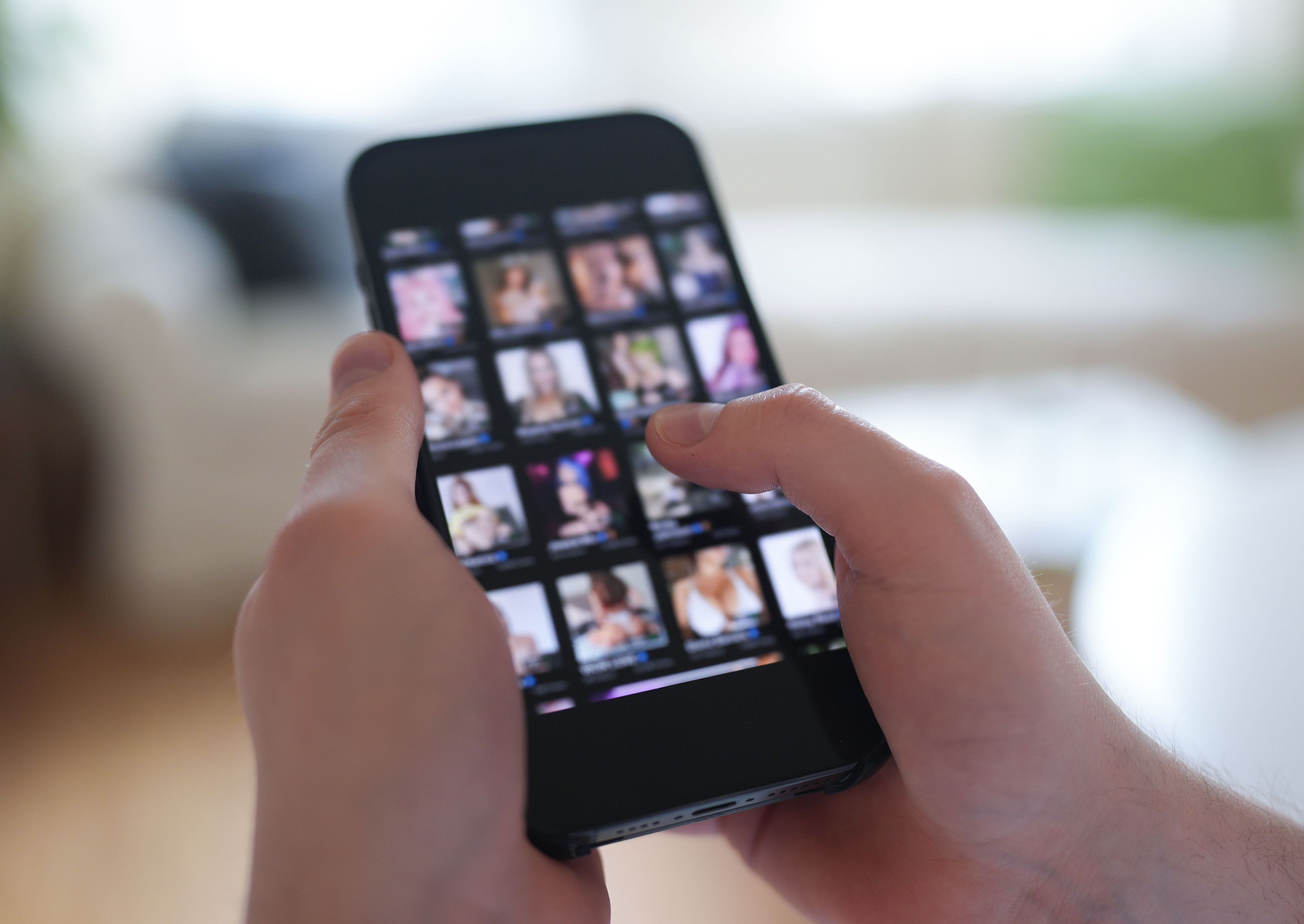 Die laut Staatsanwaltschaft Geschädigten schauten sich Pornofilme im Internet an. (Symbolbild)
