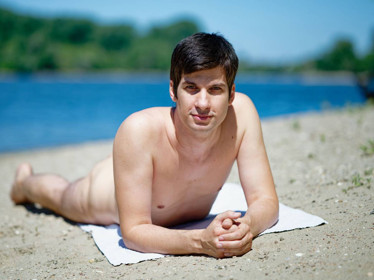 Mannheims Stadtrat Julien Ferrat (Wählervereinigung Die Mannheimer) liegt am Ufer der Friesenheimer Insel.