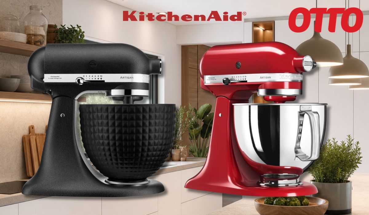 Zwei KitchenAid Modelle vor einem Küchen-Hintergrund.