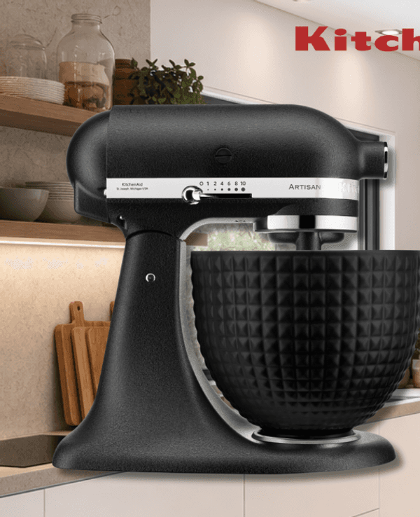Zwei KitchenAid Modelle vor einem Küchen-Hintergrund.
