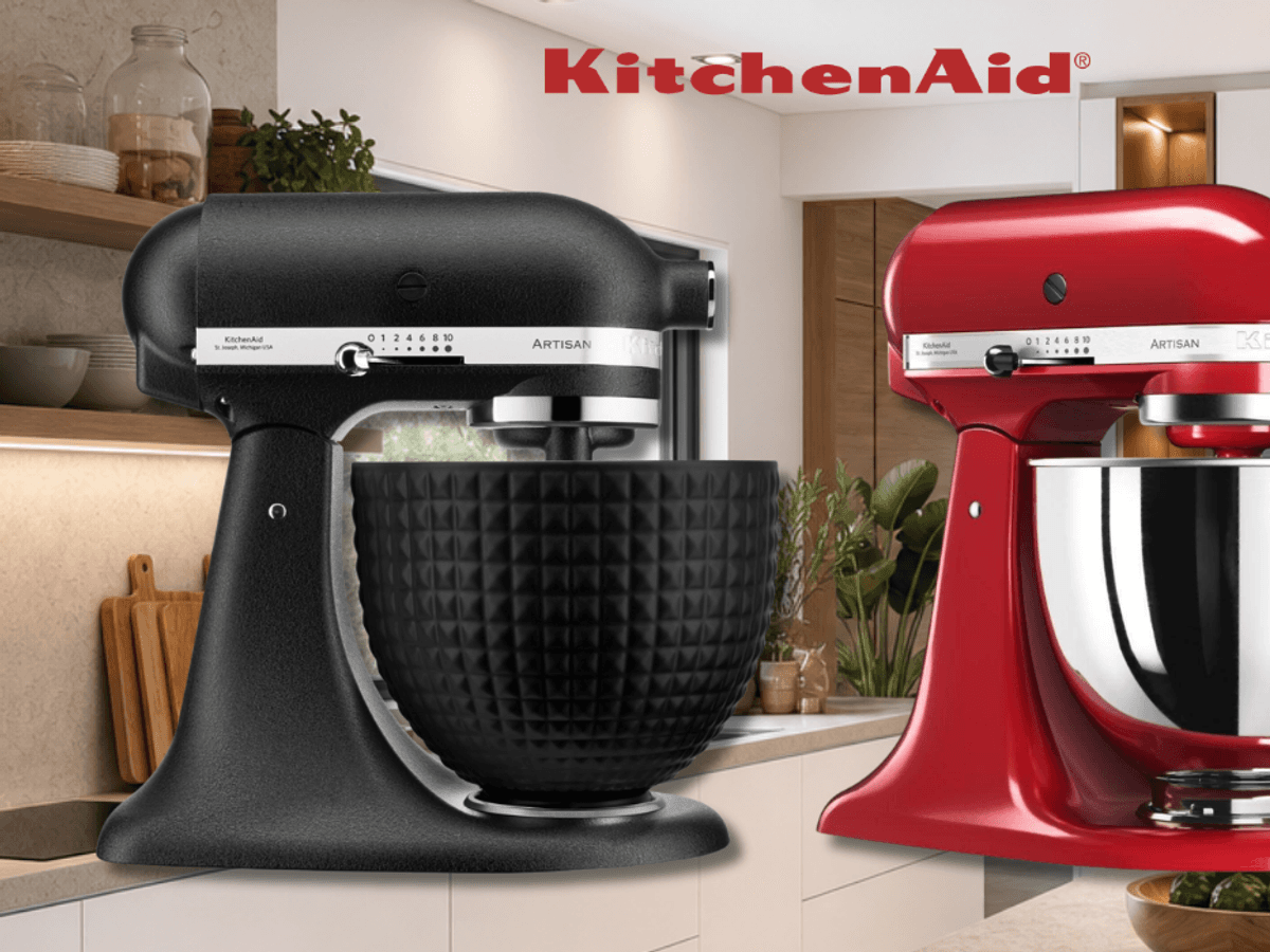 Zwei KitchenAid Modelle vor einem Küchen-Hintergrund.