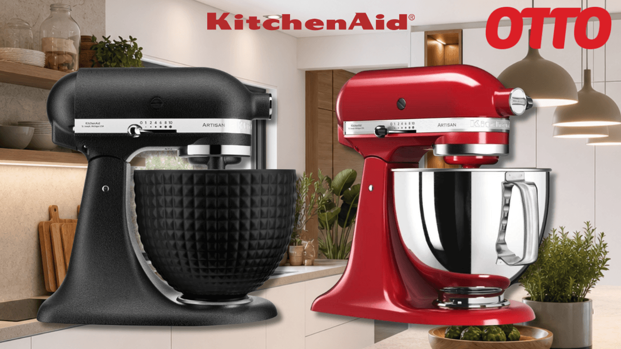 Zwei KitchenAid Modelle vor einem Küchen-Hintergrund.