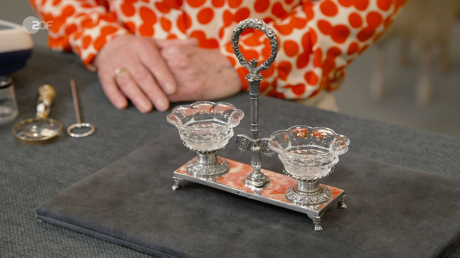 Friederike Werner schätzte den Tafelaufsatz aus 950er Silber mit zwei Salièren auf 1.000 Euro. (Bild: ZDF)