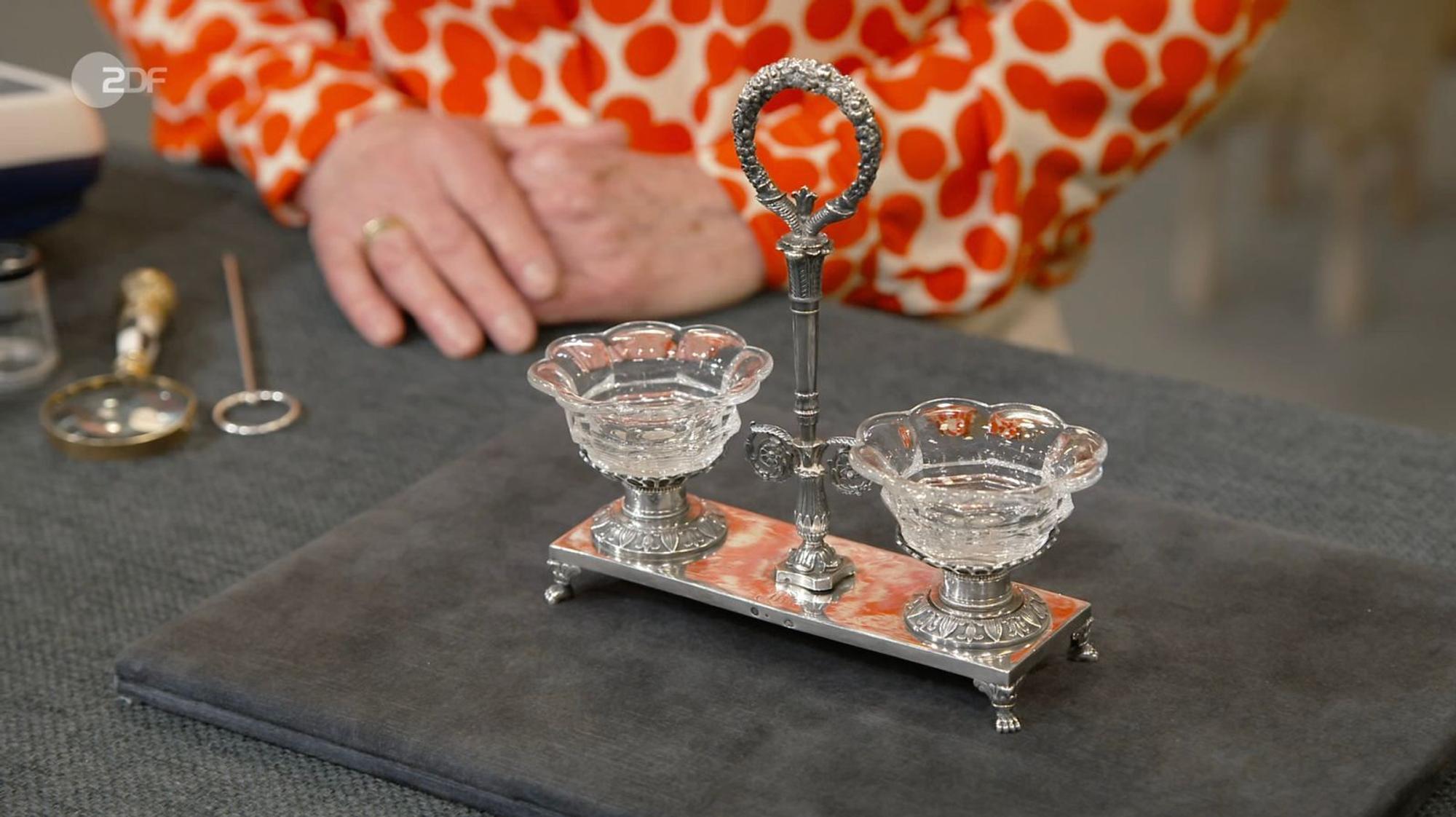 Friederike Werner schätzte den Tafelaufsatz aus 950er Silber mit zwei Salièren auf 1.000 Euro. (Bild: ZDF)