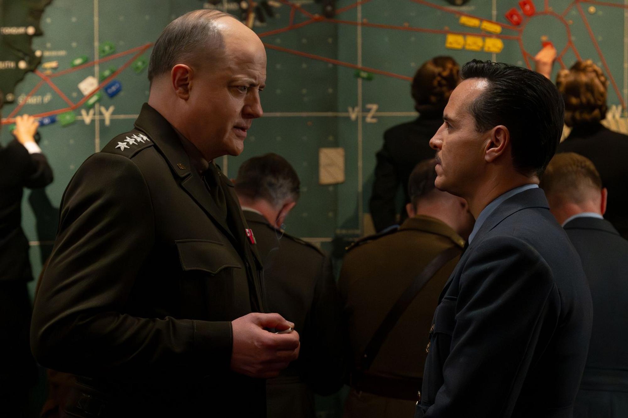 Der US-General und spätere Präsident Dwight D. Eisenhower (Brendan Fraser, links) setzt bei der Vorbereitung des D-Day auf die Hilfe des Meteorologen James Stagg (Andrew Scott). (Bild: Studiocanal/Alex Bailey)