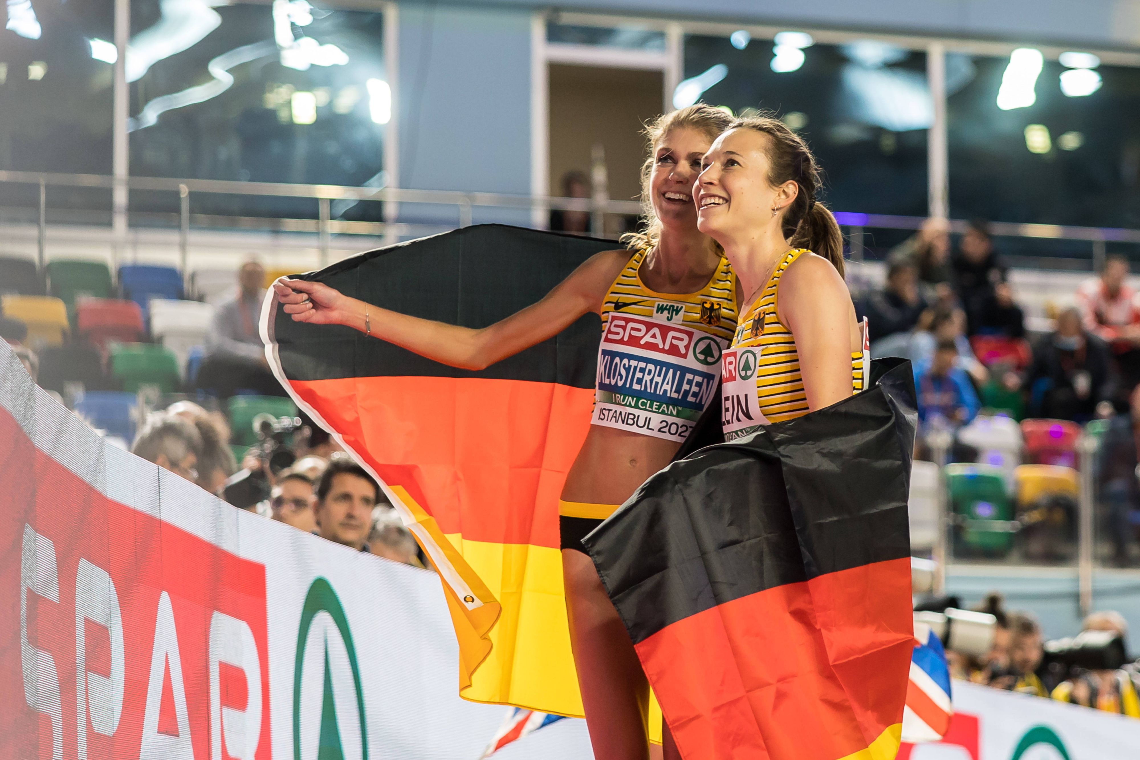 Konstanze Klosterhalfen gemeinsam mit Hanna Klein nach der EM 2023.
